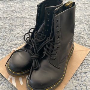 1460 WOMEN'S SMOOTH LEATHER LACE UP BOOTS